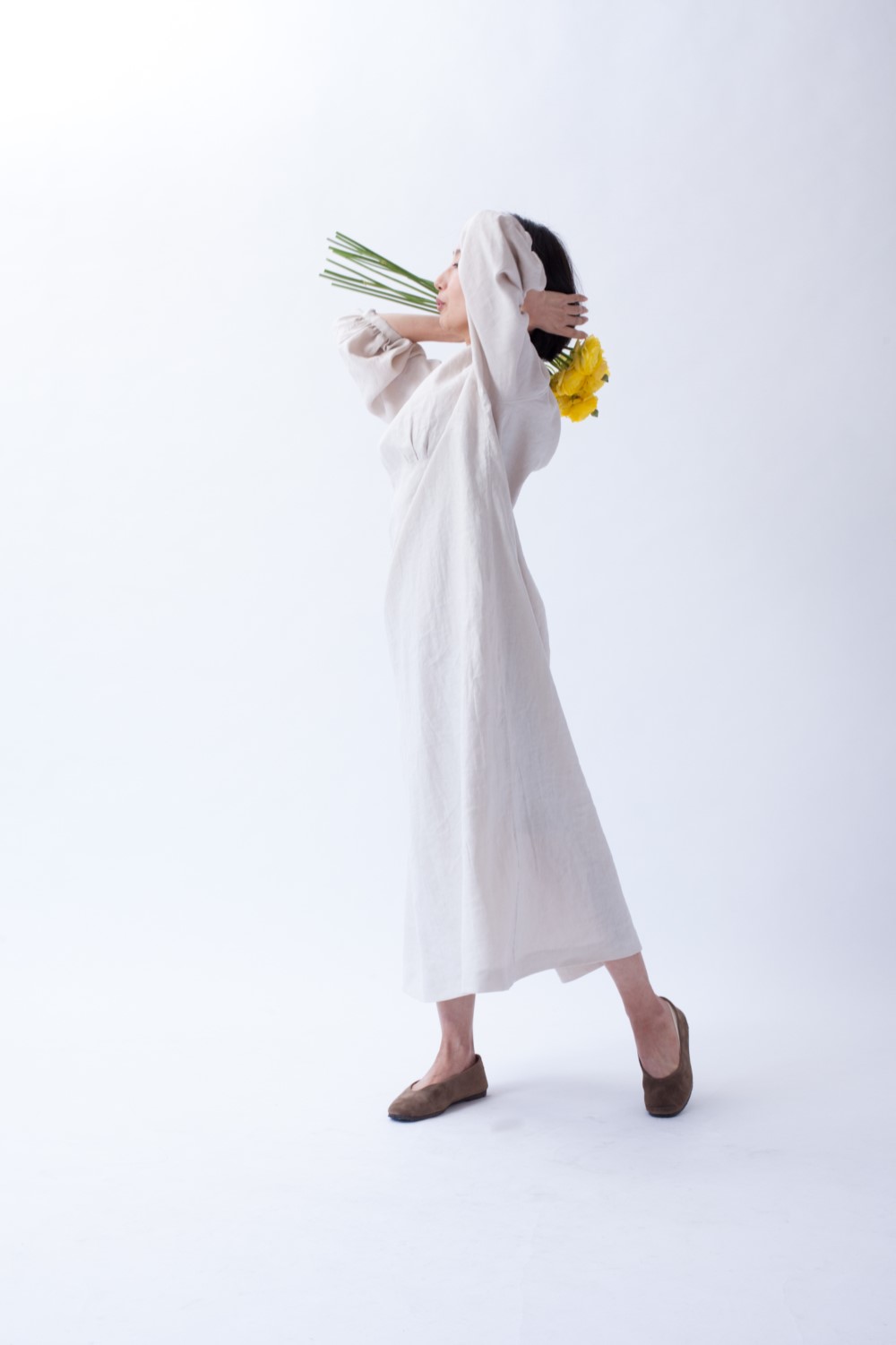 リネンのゆったりハイウェストワンピース　マッシュルーム（ホワイトベージュ）