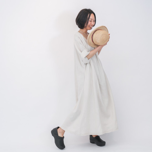 リネンのゆったりタックワンピース マッシュルーム（ホワイトベージュ