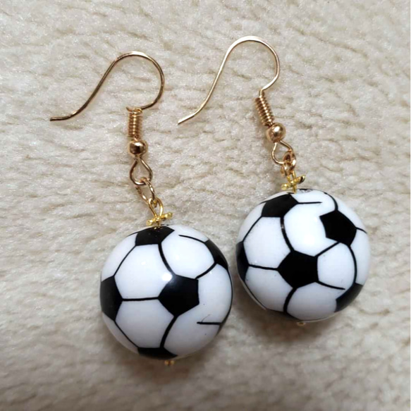 サッカーボール ピアス*イヤリング♡ シンプル 観戦 推し活【再販