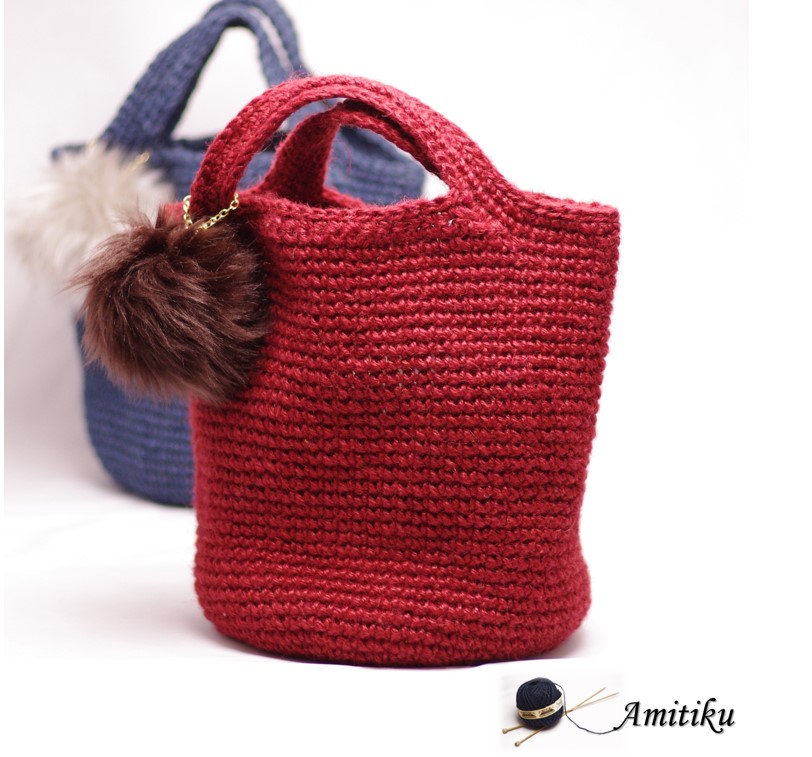 ビッグポンポンファーチャーム付きのかごバッグ（ボルドー）