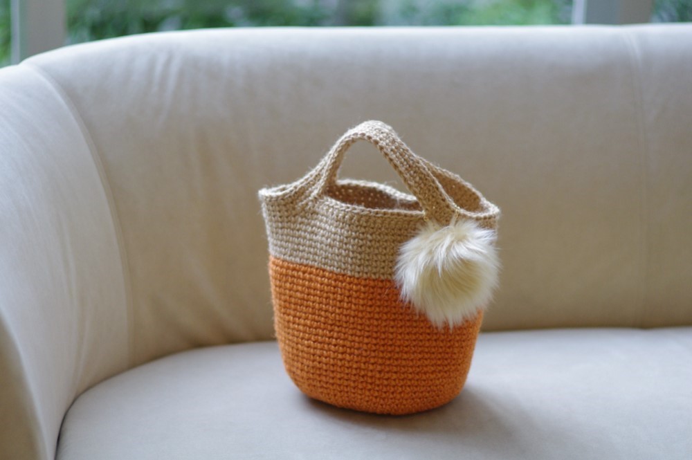 ビッグポンポンファーチャーム付きのかごバッグ