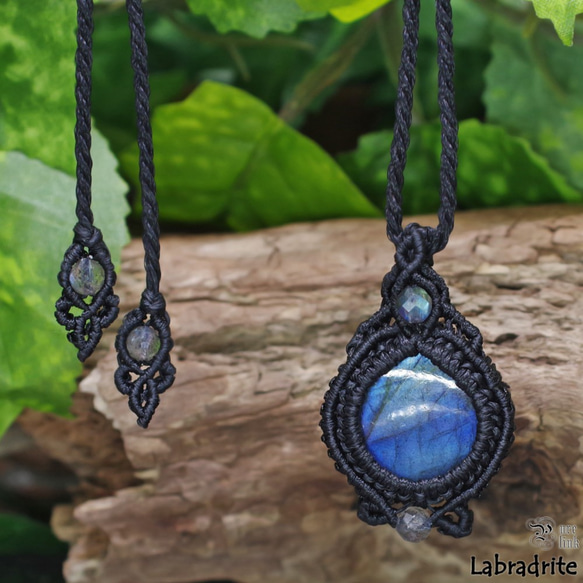 月と太陽を象徴する魔石・濃青『ラブラドライト』マクラメ編みトップネックレス 1枚目の画像