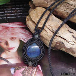 月と太陽を象徴する魔石・濃青『ラブラドライト』マクラメ編みトップネックレス 3枚目の画像