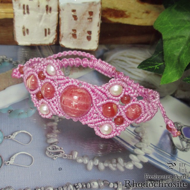 情熱の魔石『ロードクロサイト』と『パール』マクラメ編ブレスレット