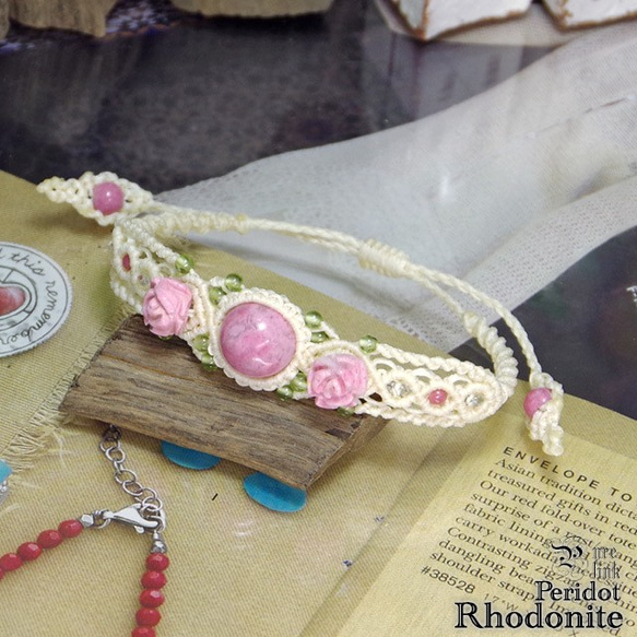 女性の為の薔薇の魔石?薔薇彫『ロードナイト』と『ペリドット』マクラメ編みブレス 1枚目の画像