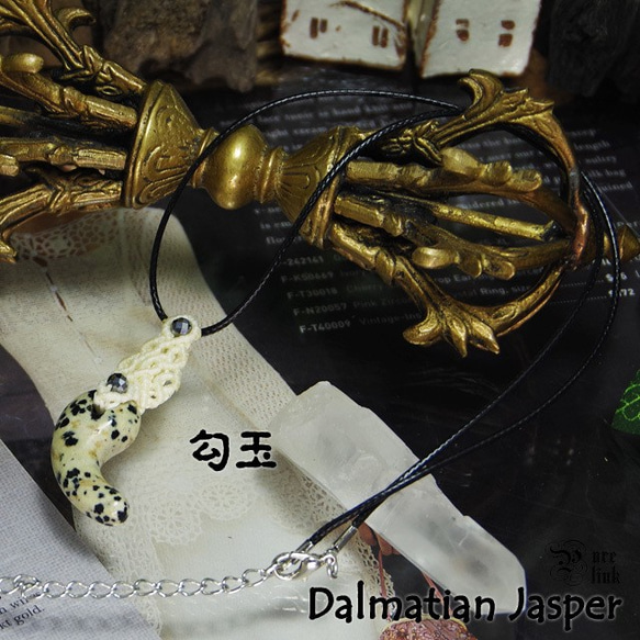 クロブチ模様の可愛い魔石『ダルメシアンジャスパー』勾玉マクラメ編みトップネックレス 2枚目の画像