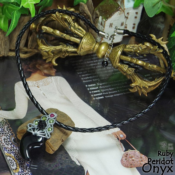 黒色の魔除け石『オニキス』勾玉と薔薇マクラメ編みトップネックレス 3枚目の画像