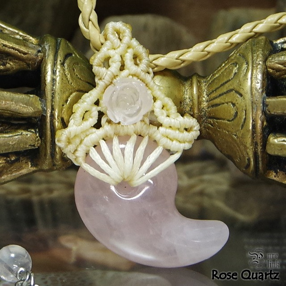 恋を呼ぶ慈愛の魔石『ローズクォーツ』勾玉と桃薔薇マクラメ編みトップネックレス 2枚目の画像