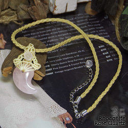 恋を呼ぶ慈愛の魔石『ローズクォーツ』勾玉と桃薔薇マクラメ編みトップネックレス 3枚目の画像