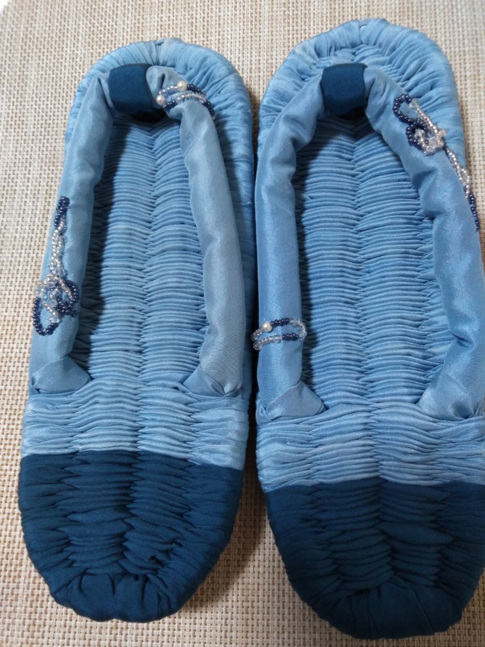 水色のツートンカラーの絹100%のぞうり、鼻緒にビーズ飾り、縦24 センチ、横幅9センチ。