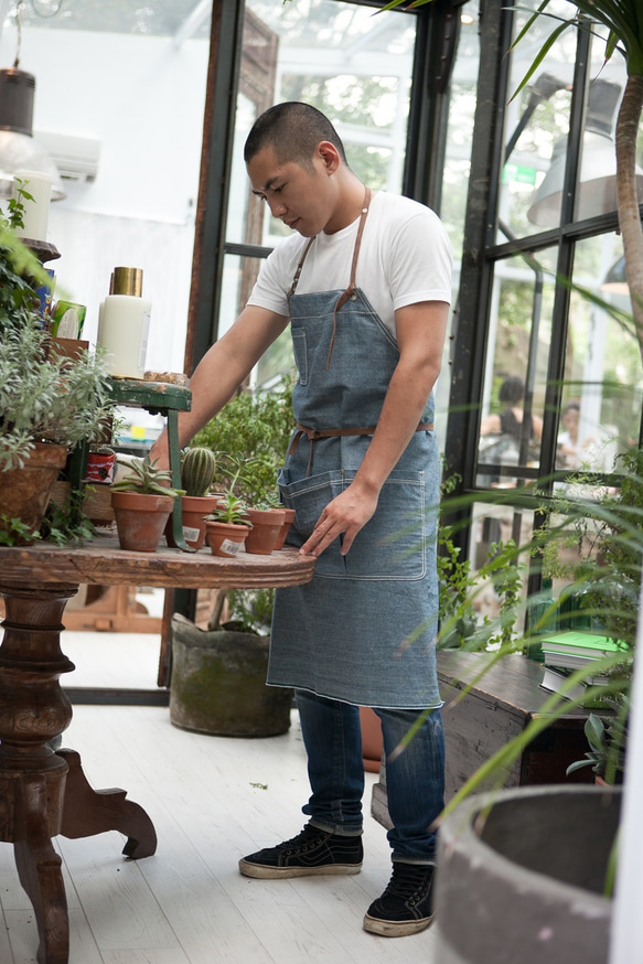 Blue Denim Artisan Apron With Leather Straps 2枚目の画像