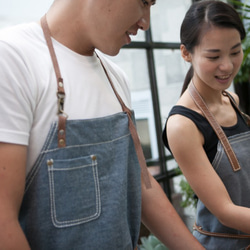 Blue Denim Artisan Apron With Leather Straps 3枚目の画像