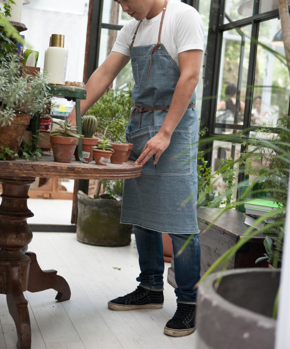 Blue Denim Artisan Apron With Leather Straps 4枚目の画像