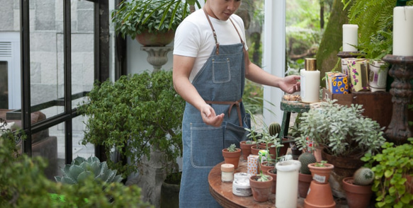 Blue Denim Artisan Apron With Leather Straps 6枚目の画像