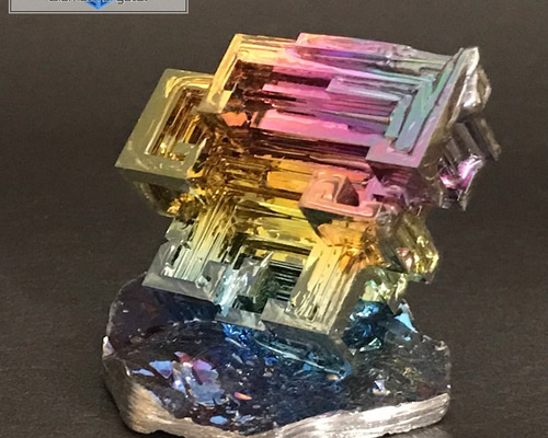 神秘的な美しさを持つビスマス結晶 291gケース付き ビスマス結晶 No.001C キューブケース付き [鉱物標本] 立体