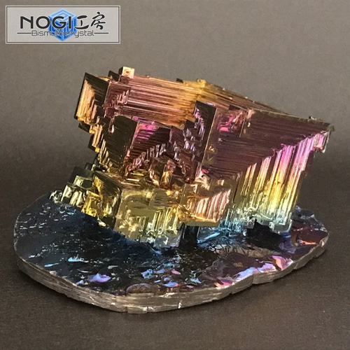 神秘的な美しさを持つビスマス結晶 432gケース付き ビスマス結晶 No.006C キューブケース付き [鉱物標本] 立体