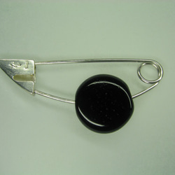 　シルバーアクセサリー「銀のファッションピン・黒いトンボ玉」 2枚目の画像