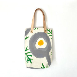 手染めの帆布トートバック 縦型(レザーハンドル・ポケット・スナップ付) / Fried egg 2枚目の画像