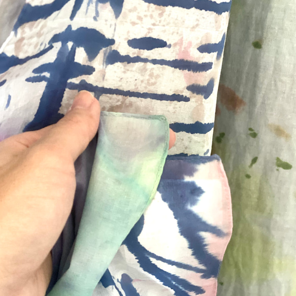 手染めの綿ローン大判スカーフ / blue × green 5枚目の画像