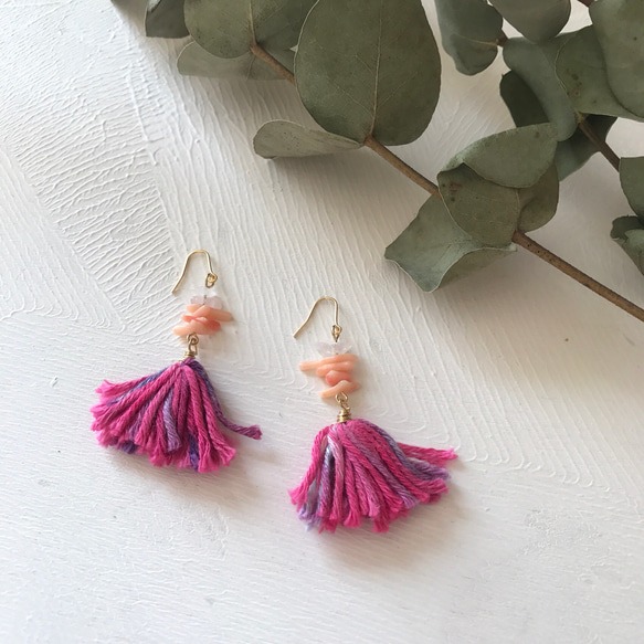 pierce or earring / hand dyed tassel / pink / 手染めタッセルと珊瑚 2枚目の画像