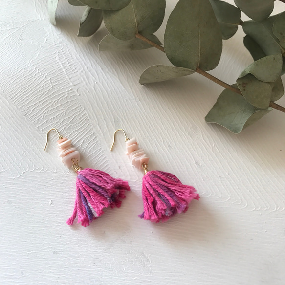 pierce or earring / hand dyed tassel / pink / 手染めタッセルとシェル 2枚目の画像