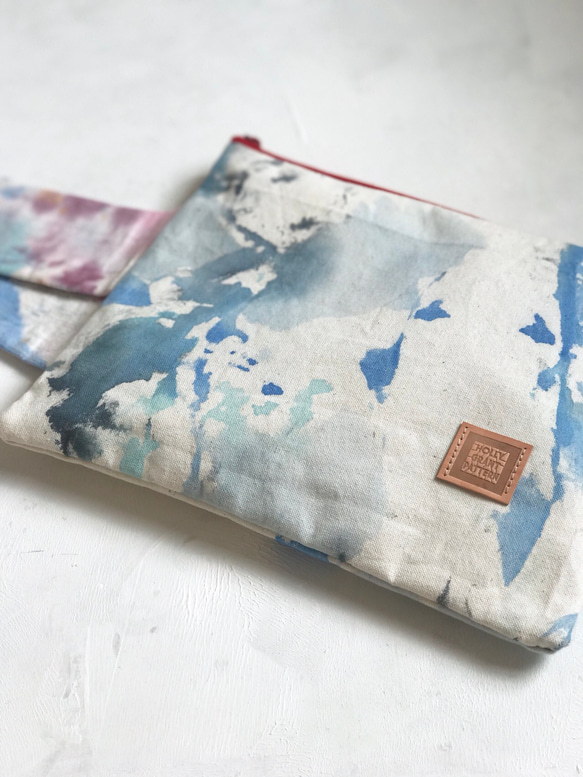 big pouch / white×blue / 手染めの帆布ビッグポーチ・手提げ 1枚目の画像