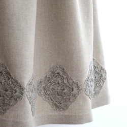 かぎ針編みモチーフで華やぐリネンのギャザースカート・生成り 2枚目の画像