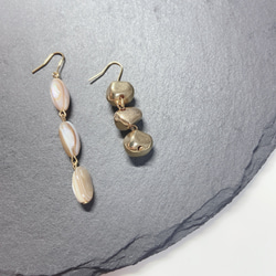 asymmetry shell beads metal pierce earring 2枚目の画像