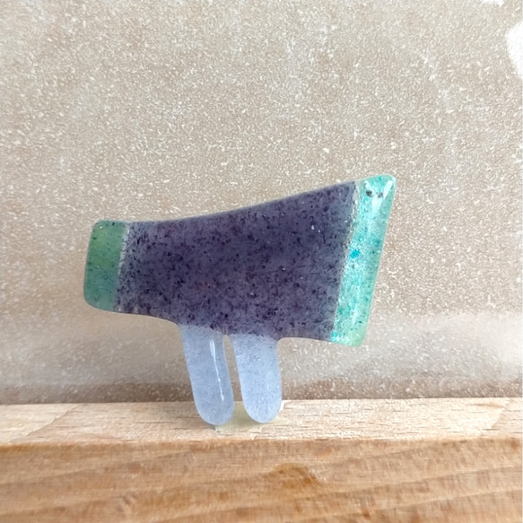 青紫のトリのガラスのブローチ 1枚目の画像