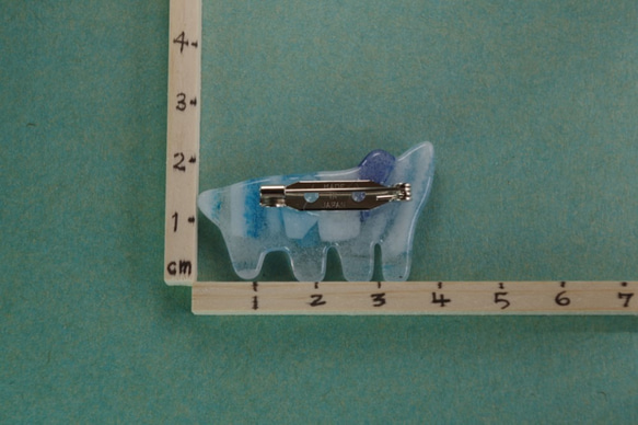 カギしっぽの水色しましまネコのガラスのブローチ 3枚目の画像
