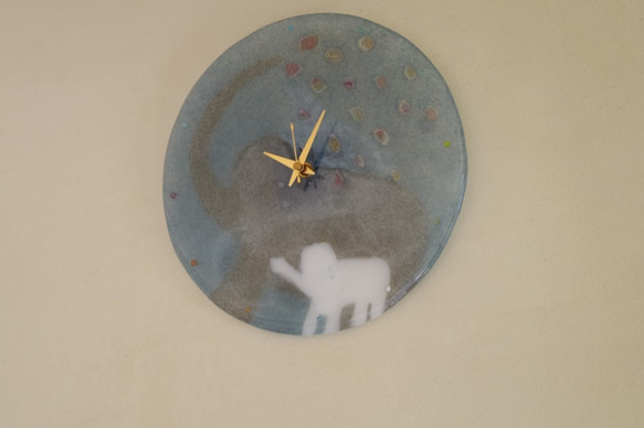 ゾウの親子のフュージングのガラスの掛け時計 5枚目の画像