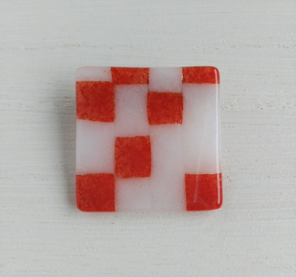 紅白の四角のガラスのブローチ 3枚目の画像