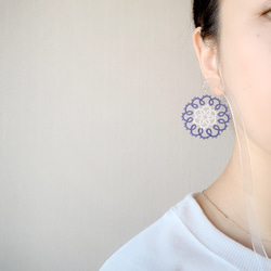 14kgf/タティングレース/flowers／navy× pale gray/ピアス（イヤリング） 3枚目の画像