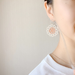 14kgf/タティングレース/flowers/pearl×ivory×柿/ピアス（イヤリング） 3枚目の画像