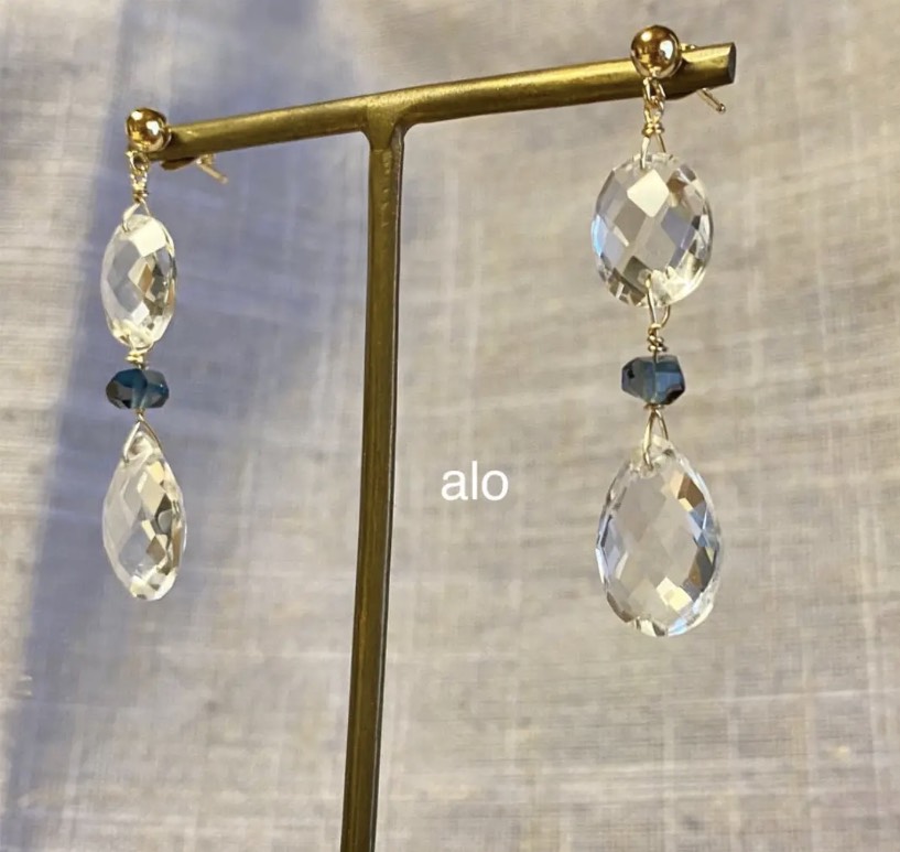 【送料無料】14kgf 天然石　ロンドンブルートパーズとクリスタルクォーツのスタッドピアス　アレルギー対応