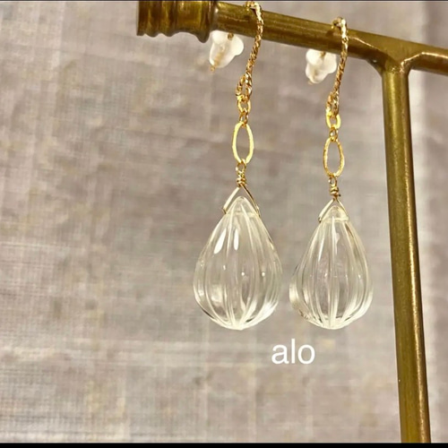 天然石14kgf クリスタルクォーツ カービングドロップ ピアス アレル対応