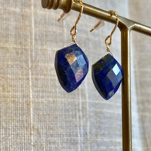 天然石ファンシーシェイプフラワーカービングのピアス14kgf 天然石ファンシーシェイプフラワーカービングのピアス14kgf