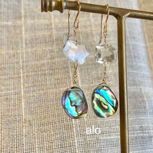 天然石14kgf クリスタルクォーツ カービングドロップ ピアス アレル対応