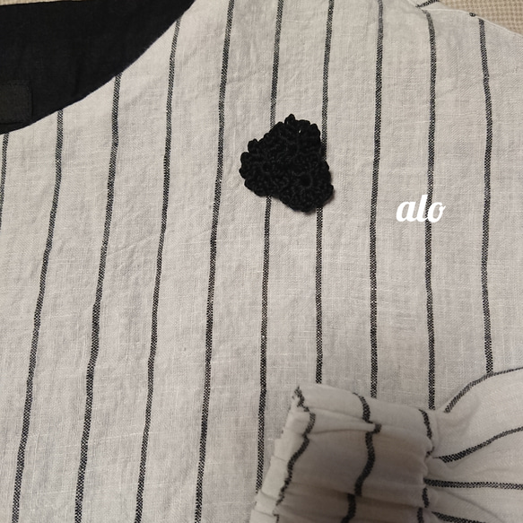 【送料無料】三つの黒いお花のブローチ レース編み 2枚目の画像