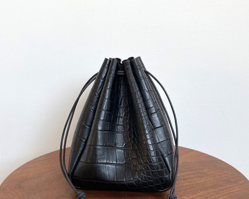 巾着バッグ　牛革　黒 巾着レザーバッグ ブラック – HushTug