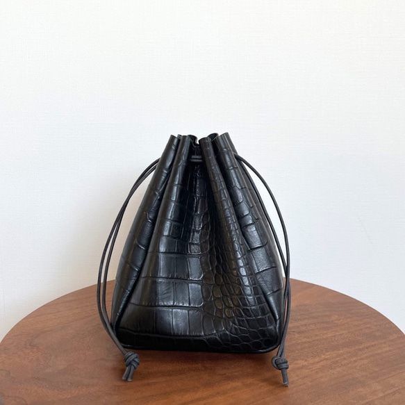 巾着バッグ　牛革　黒 牛革巾着バッグ【クロコ型押し・ブラック】 巾着バッグ tou