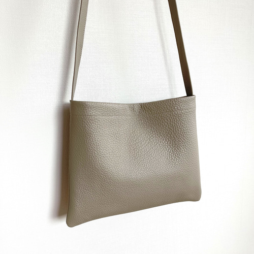 牛革サコッシュバッグ【グレージュ】 サコッシュ tou. 通販