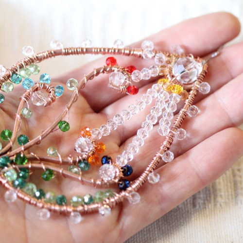 窓辺にかけるガラスビーズアート☆庭の小さな世界 サンキャッチャー