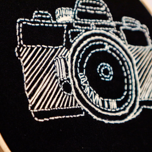 モノクロ一眼レフカメラ 壁掛け刺繍 タペストリー・壁掛け R's(hope