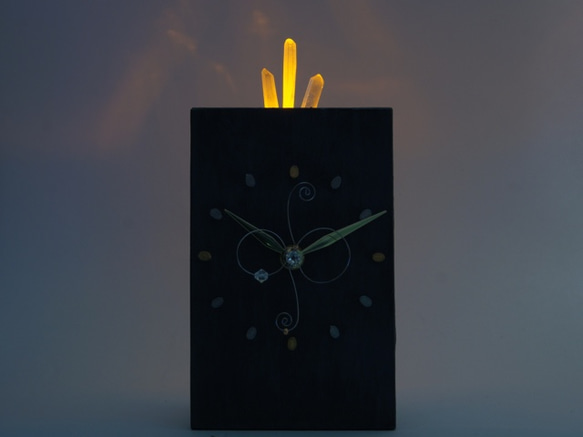 クリスタルの置き時計 1枚目の画像