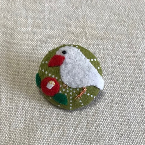❁hAnafany❁(専用)くるみボタン 鳥刺繍 ブローチ