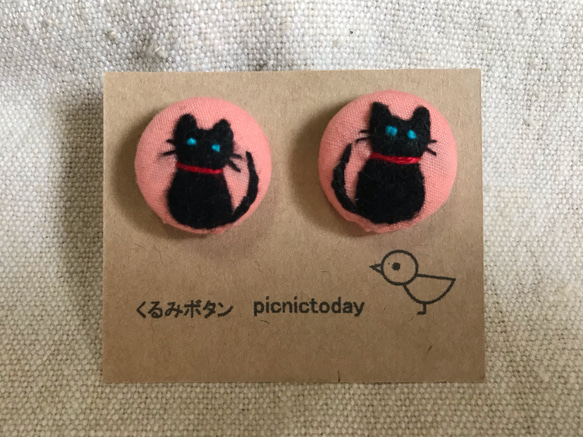 黒ねこのくるみボタンピアス(ピンク) 2枚目の画像