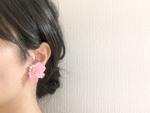 【ピンク】Flower Frillの耳飾り 4枚目の画像