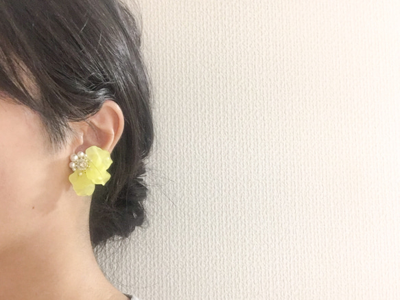 【イエロー】Flower Frillの耳飾り 3枚目の画像