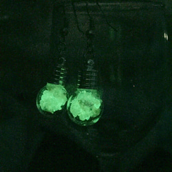 光る電球ピアス 2枚目の画像